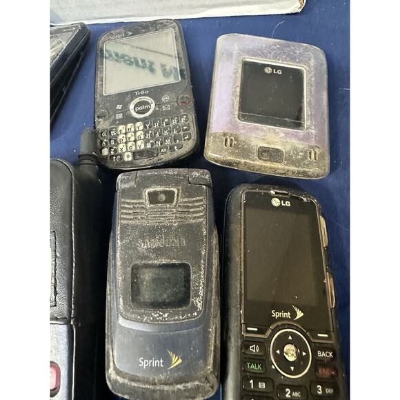 cell phones Lot of 16 older models in need of repair for parts or repair - - Picture 2 of 12